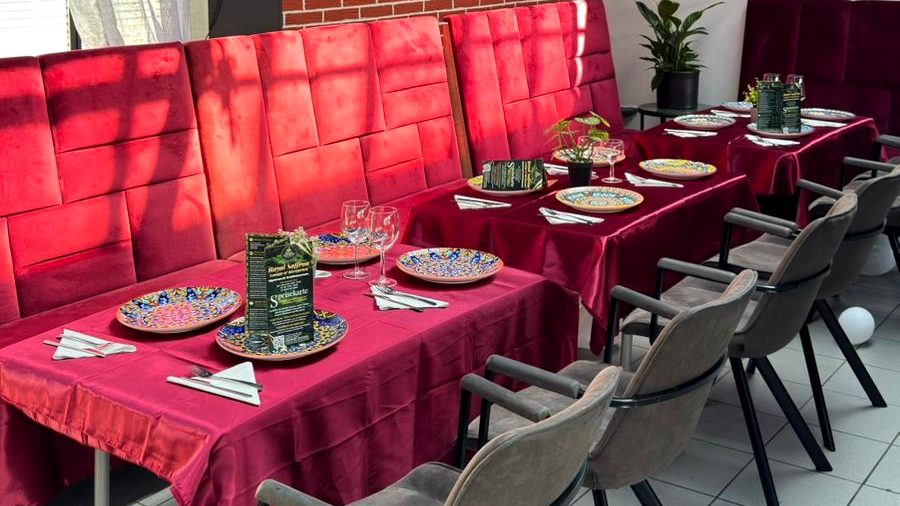 Gedeckte Tafel für Gruppen und Feiern